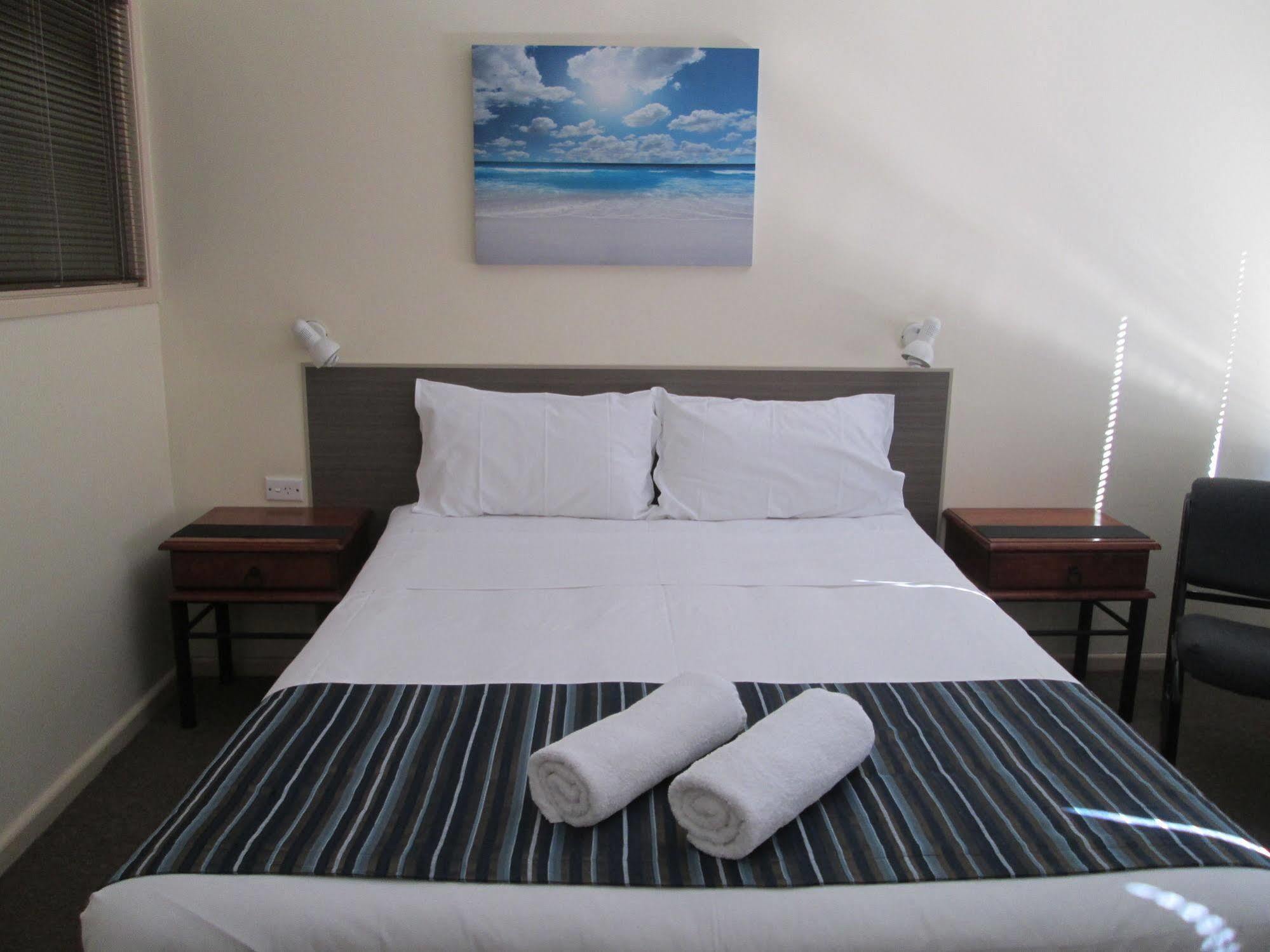 Tower Court Motel - Adults Only Haven Харві-Бей Екстер'єр фото