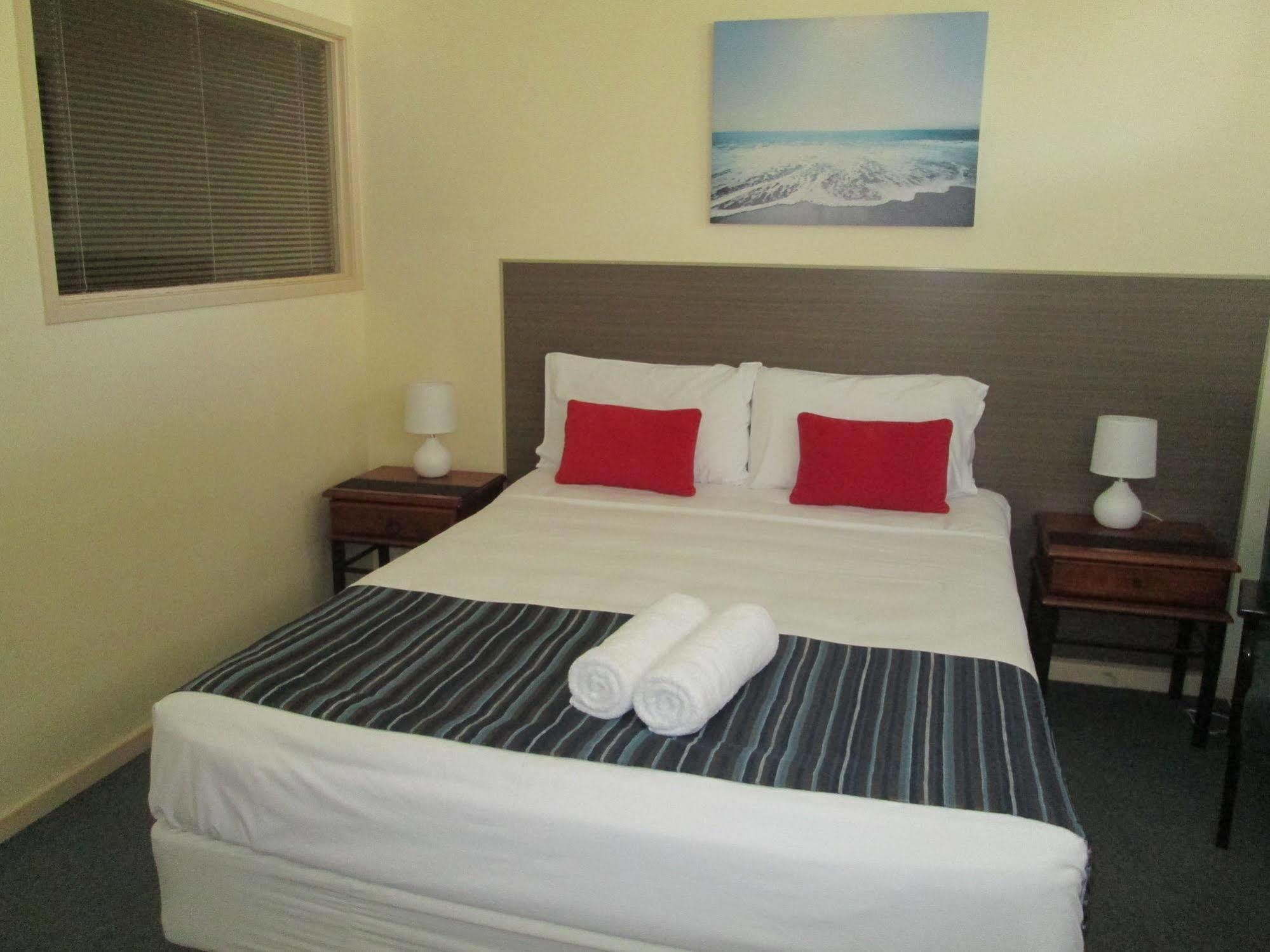 Tower Court Motel - Adults Only Haven Харві-Бей Екстер'єр фото