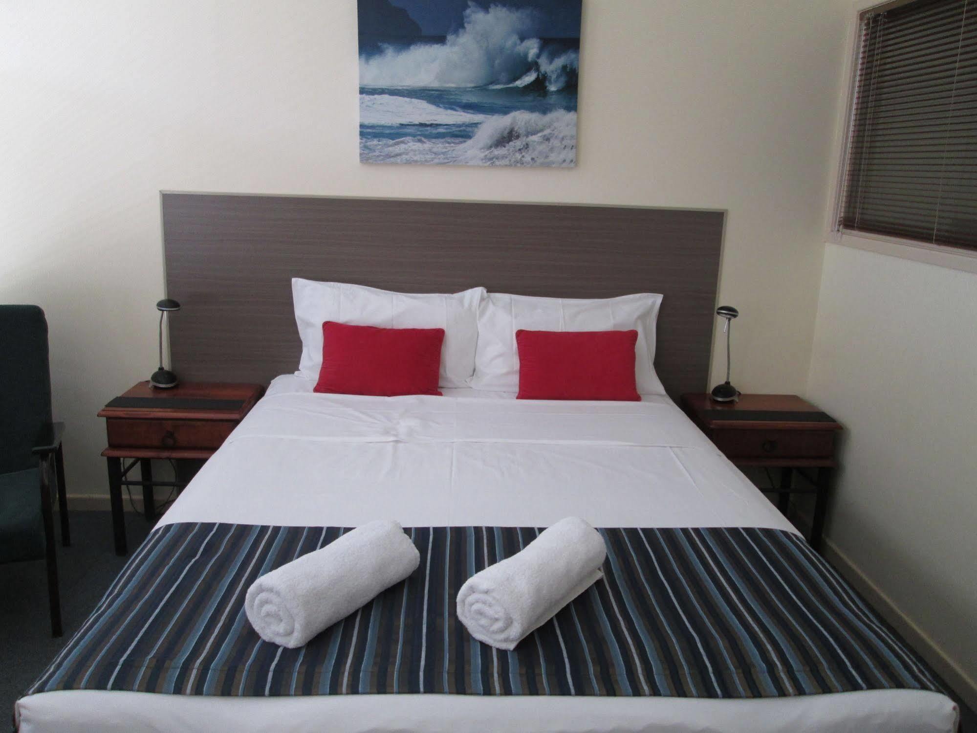Tower Court Motel - Adults Only Haven Харві-Бей Екстер'єр фото