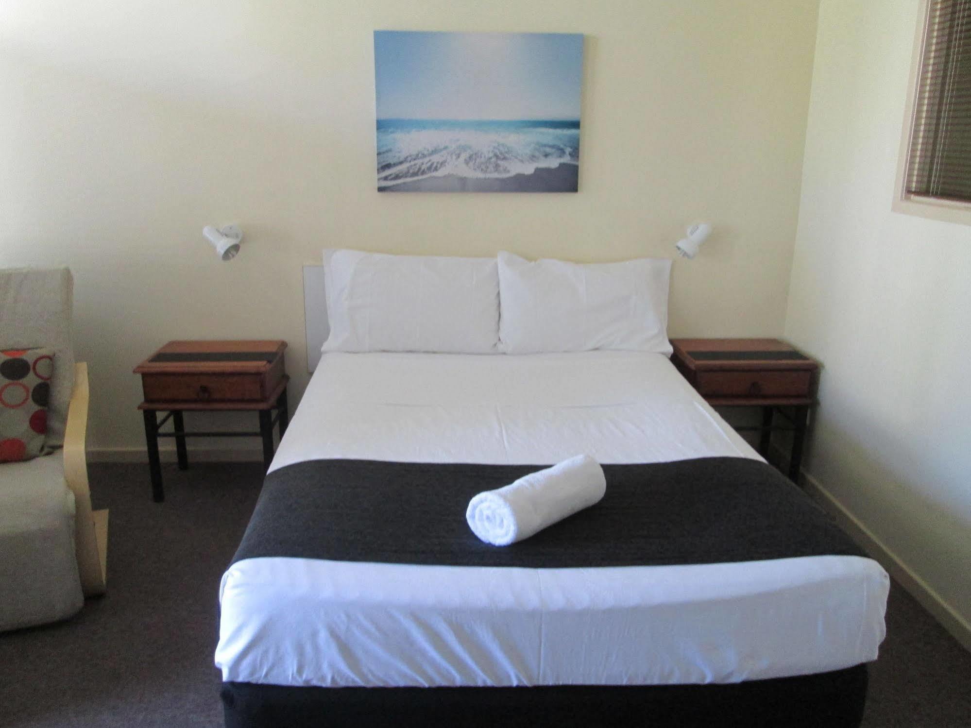 Tower Court Motel - Adults Only Haven Харві-Бей Екстер'єр фото