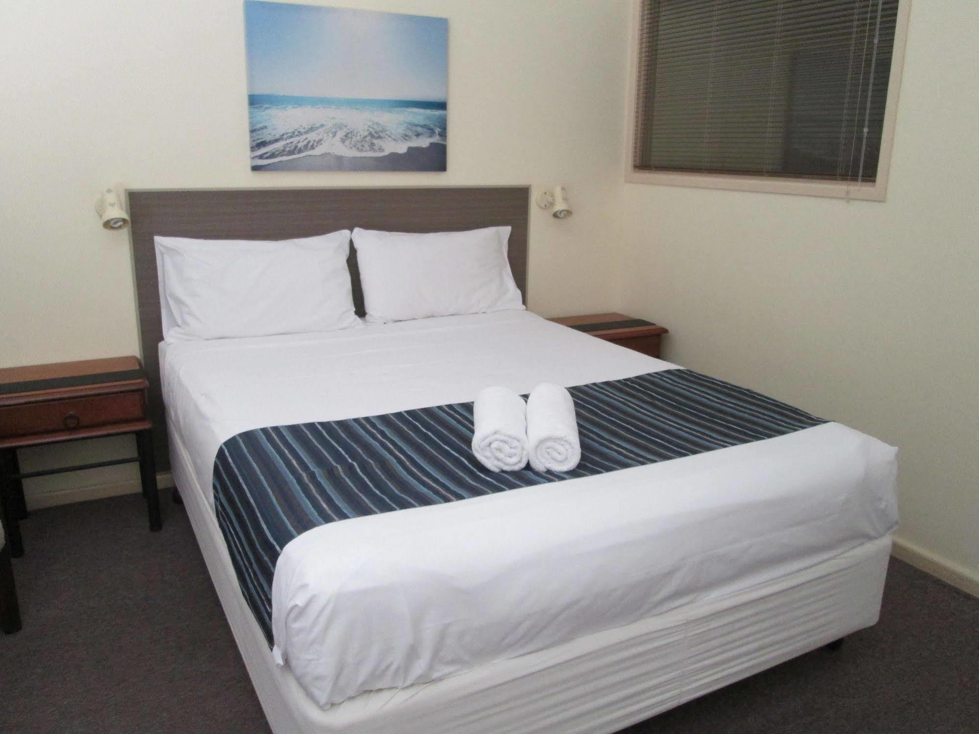 Tower Court Motel - Adults Only Haven Харві-Бей Екстер'єр фото